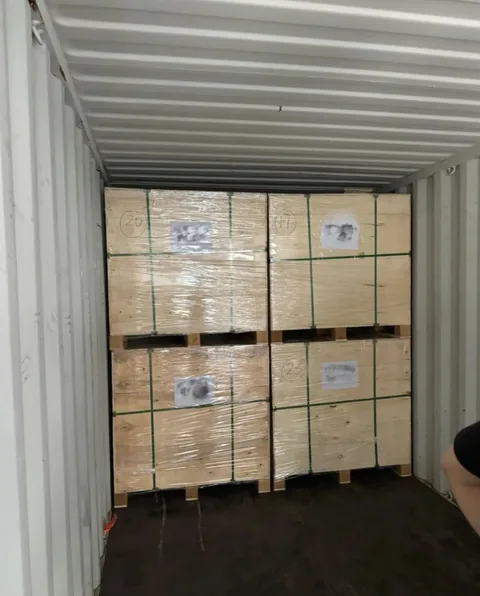 Cajas de madera en un contenedor de carga