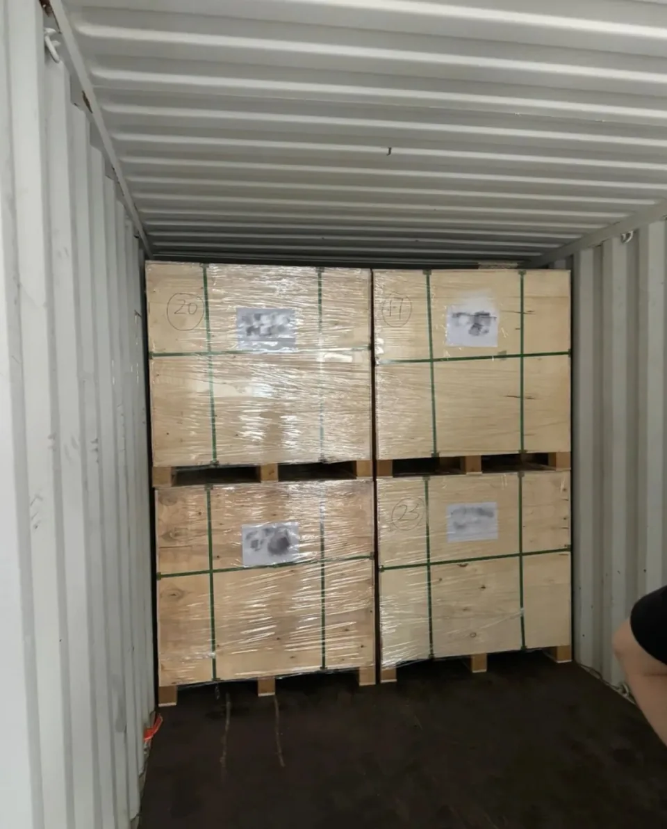 Cajas de madera en un contenedor de carga