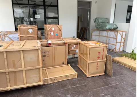 Manipulación de una caja de madera para carga