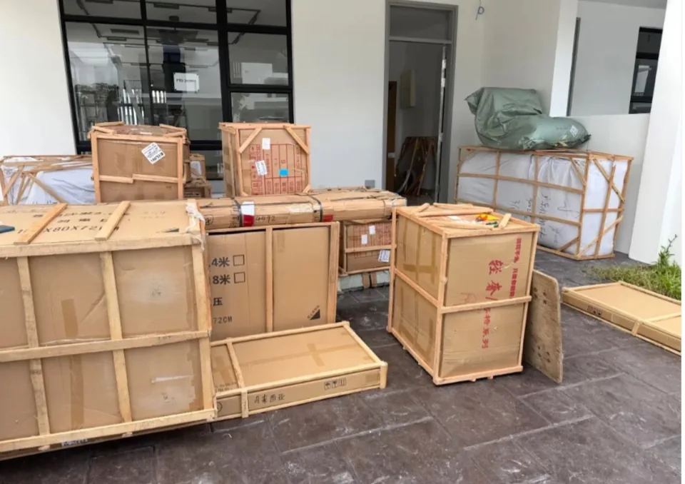 Manipulación de una caja de madera para carga