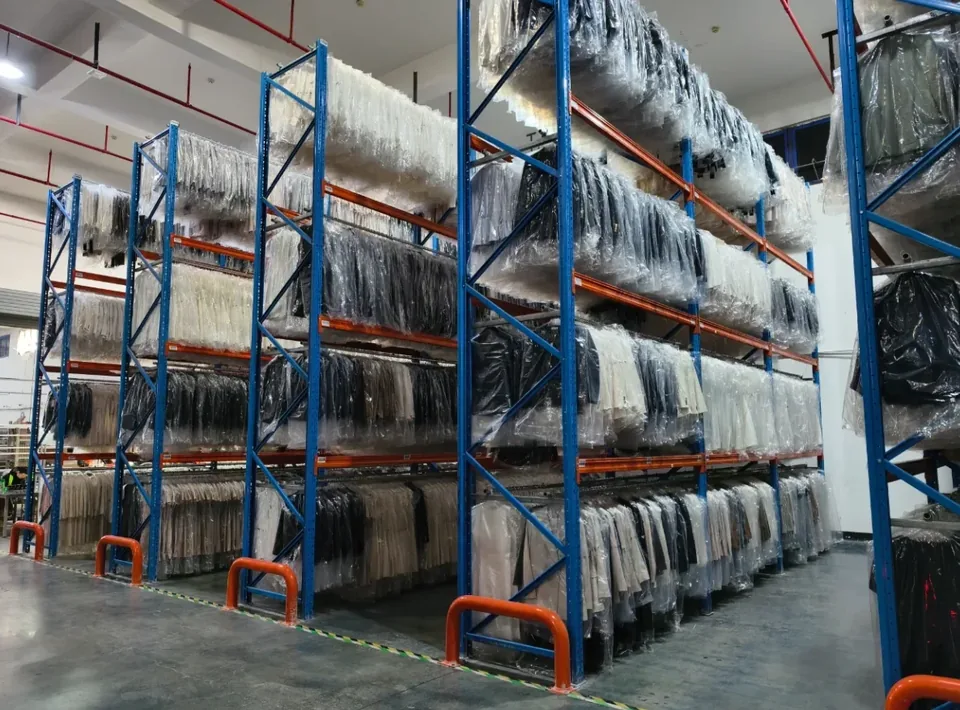 Prendas colgadas y organizadas en almacén