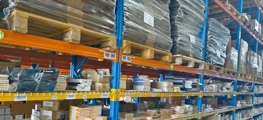 Materiales de embalaje y cajas en estanterías
