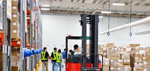 Personal trabajando junto a cajas en una zona de recepción