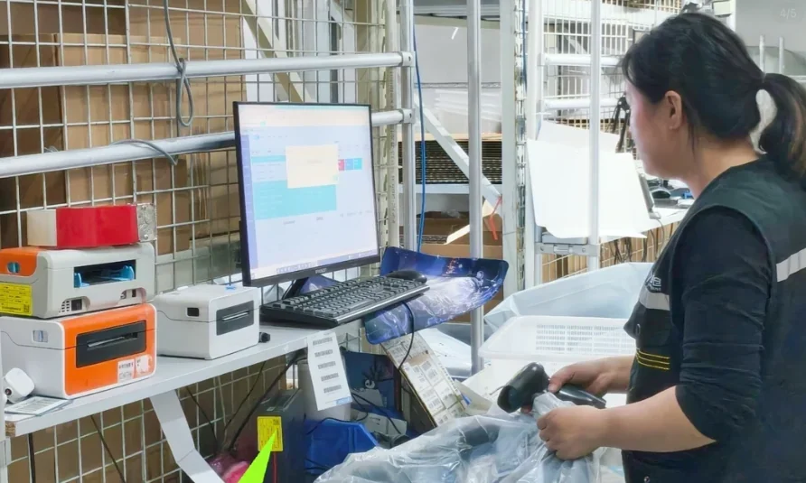 Registro y revisión de productos en una mesa de trabajo