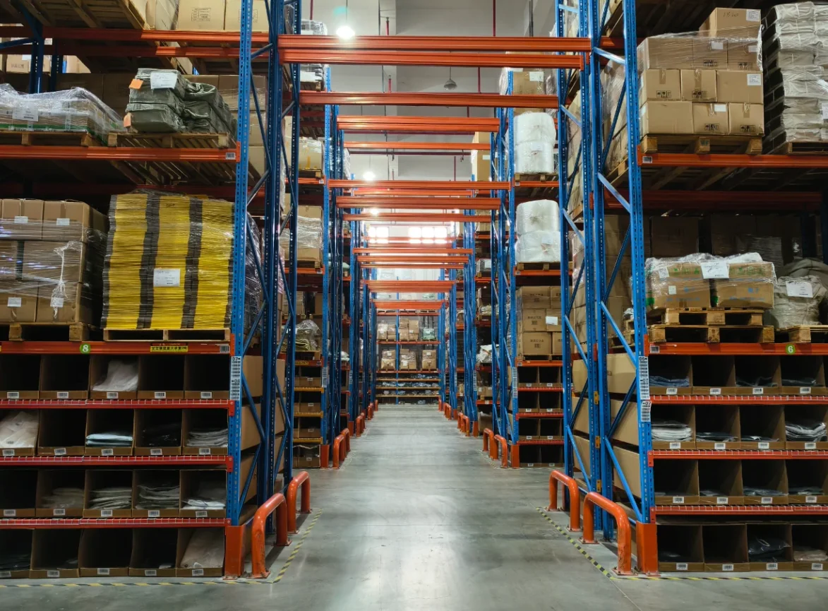 Estanterías con cajas y palés en un pasillo de almacén